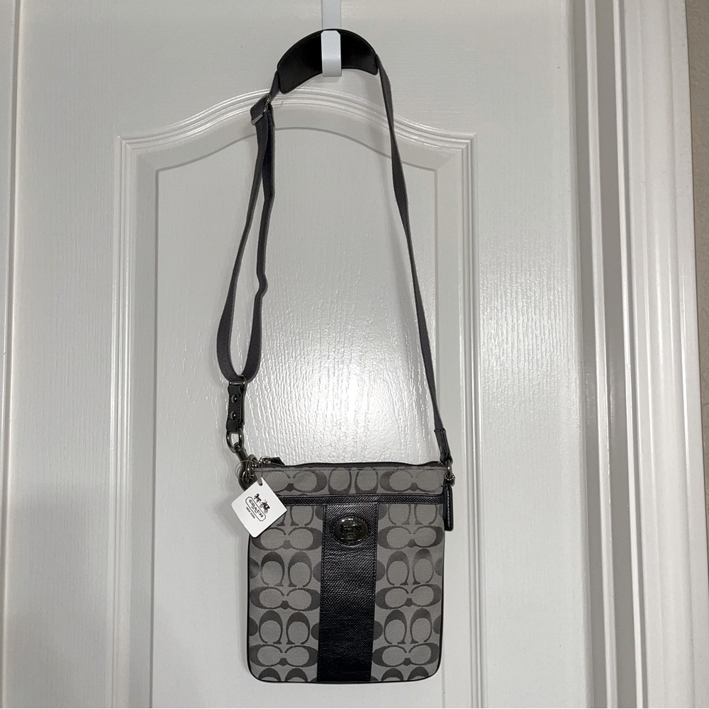 BNWT COACH Sutton Signature Swingpack